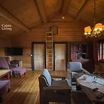 Prázdninový dům Cozy At With Sauna, Hot Tub & Fireplace *