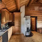 Cozy At With Sauna, Hot Tub & Fireplace Beitostolen